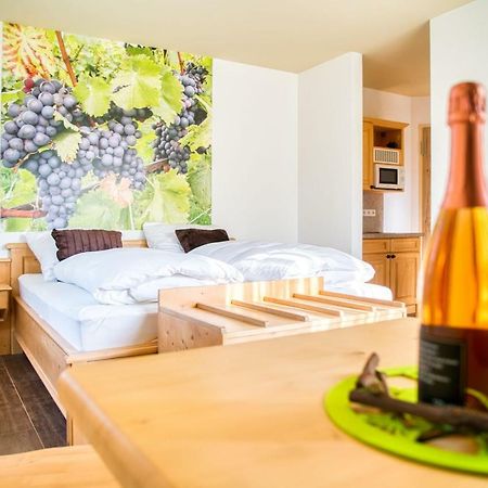 Gaestehaus Weingut Politschek Bad Friedrichshall Bagian luar foto